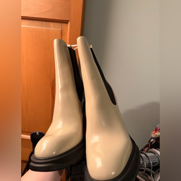 ✨SALEEEE✨ Alexander McQueen Leather Chelsea Block-Heel Booties - Picture 12 of 16